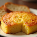 Tortilla de patatas jugosa dorada y ligeramente líquida, lista para servir.